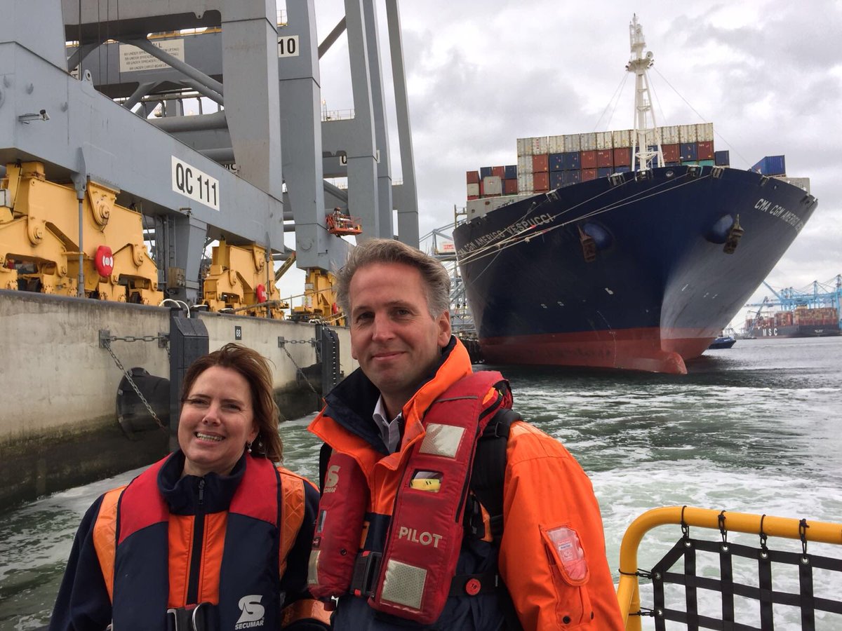 Loodswezen's tweet photo. Het is 30 jaar geleden dat het Loodswezen werd verzelfstandigd. Aanbieding jubileumboek door Joost Mulder, voorzitter Nederlandse Loodsencorporatie, aan de minister van Infrastructuur en Waterstaat @CvNieuwenhuizen. 
Volle kracht vooruit @NLMaritiem! https://t.co/CJRpuRf78w