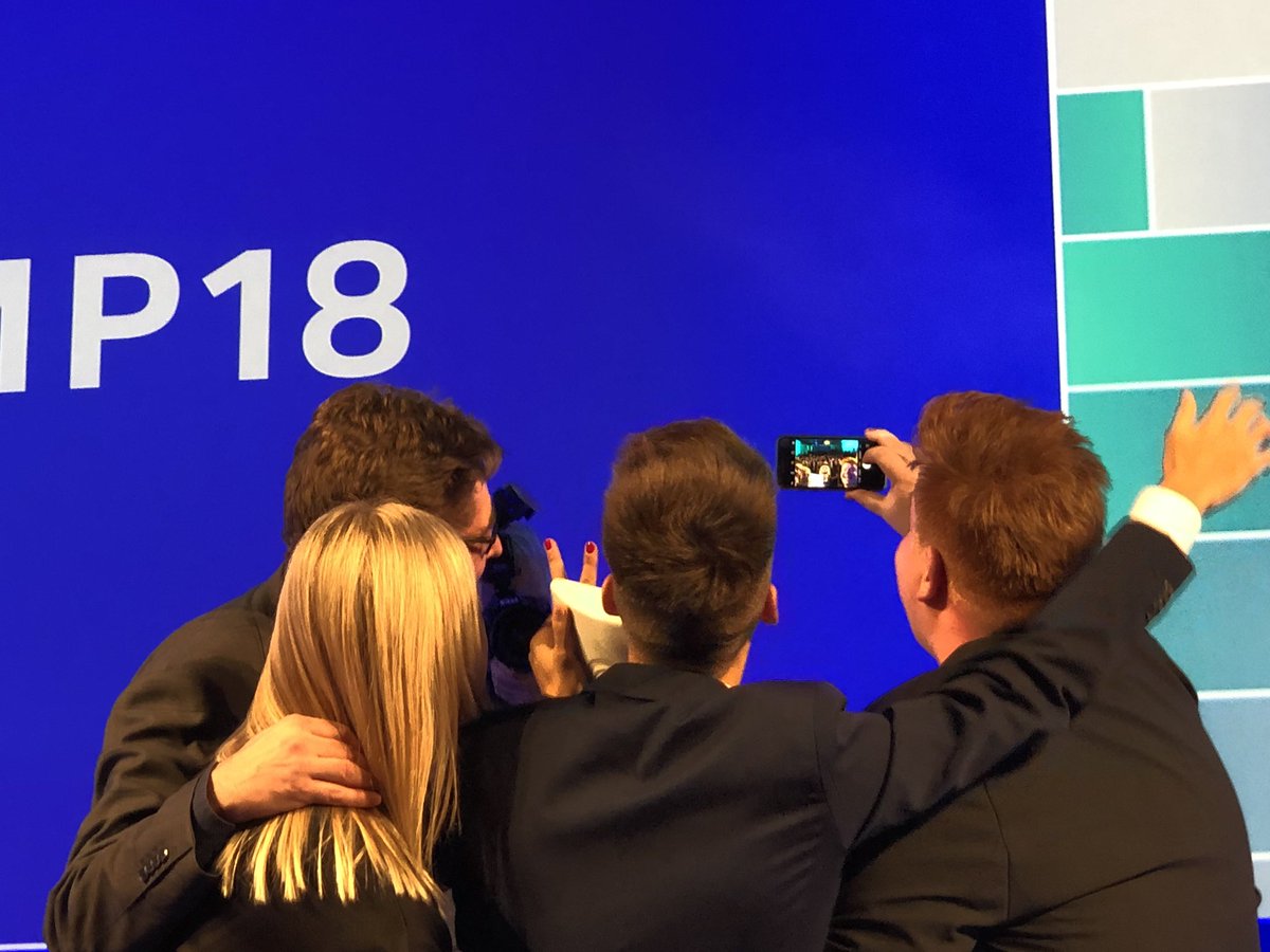 StefanSchostok's tweet photo. Selfie auf der Bühne :-) Das sind die #NMP18 Gewinner des „Sonderpreis Dialog“ beim Niedersächsischen Medienpreis 2018 der #NLM. Nick Kreiseler und Justin Schmidt für Ihre Social Media Show bei 89.0 RTL https://t.co/SwxC56RTVp
