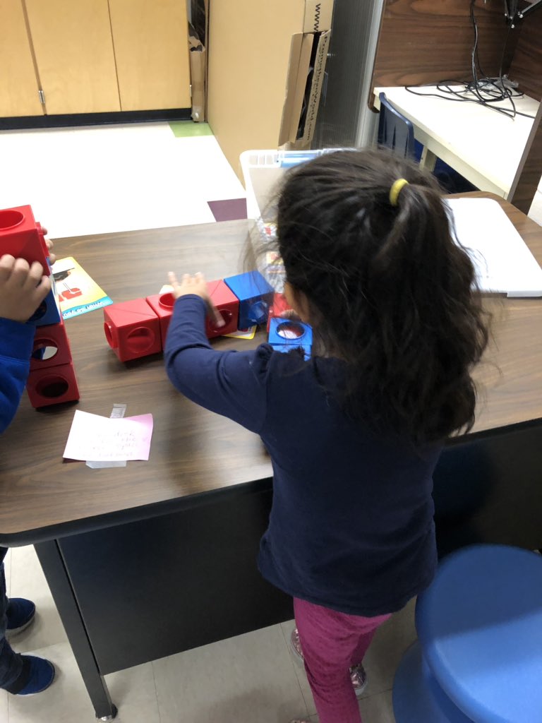 D_AlvarezAISD's tweet photo. The Collaboratory is in session!Kinder students working with #makerspace showing off their creativity! @NISDHoffmann #hoffmanninspired @NISDCounseling https://t.co/RSrOe0VM7M