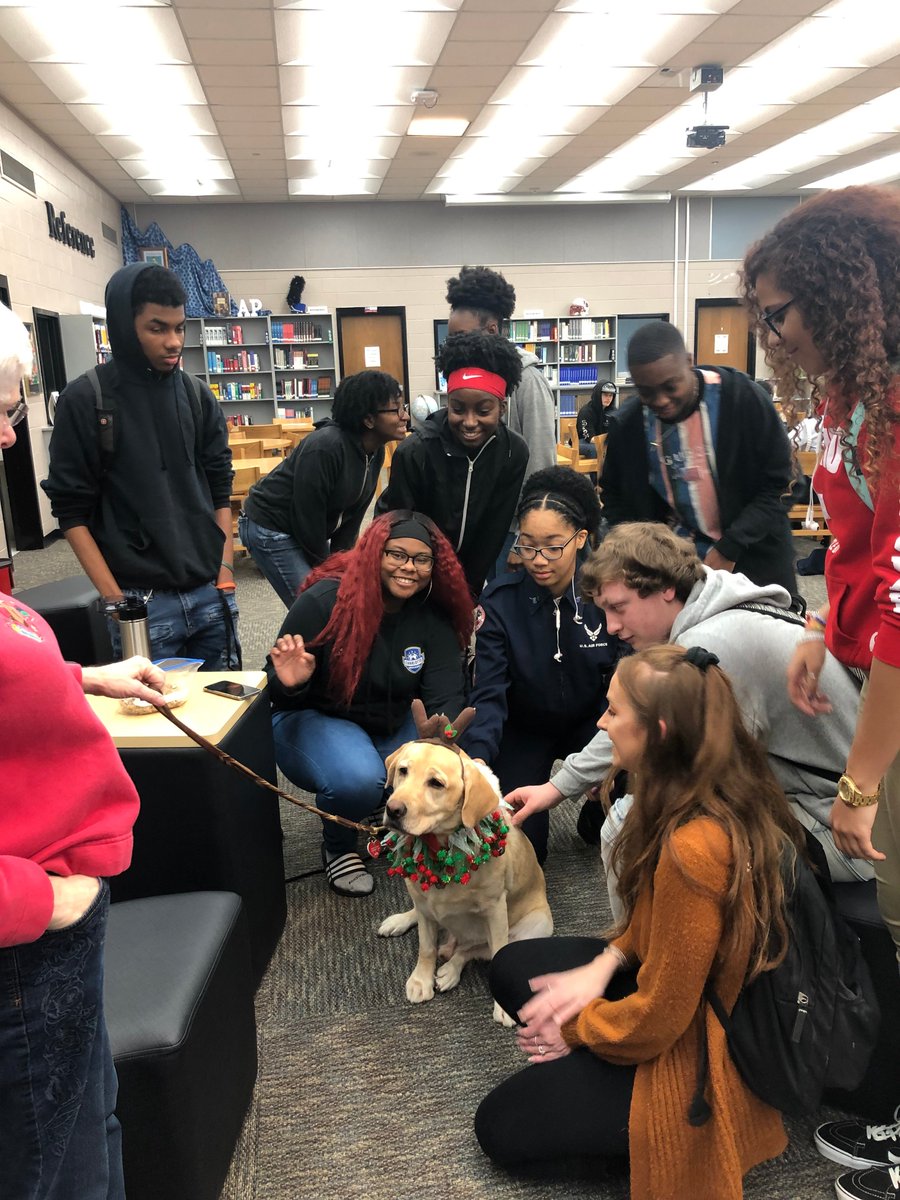 FDHSCommons's tweet image. Wellness Week Update: FDHS has gone to the dogs!  @DD2Wellness @FDPatriot @FDHSCounseling