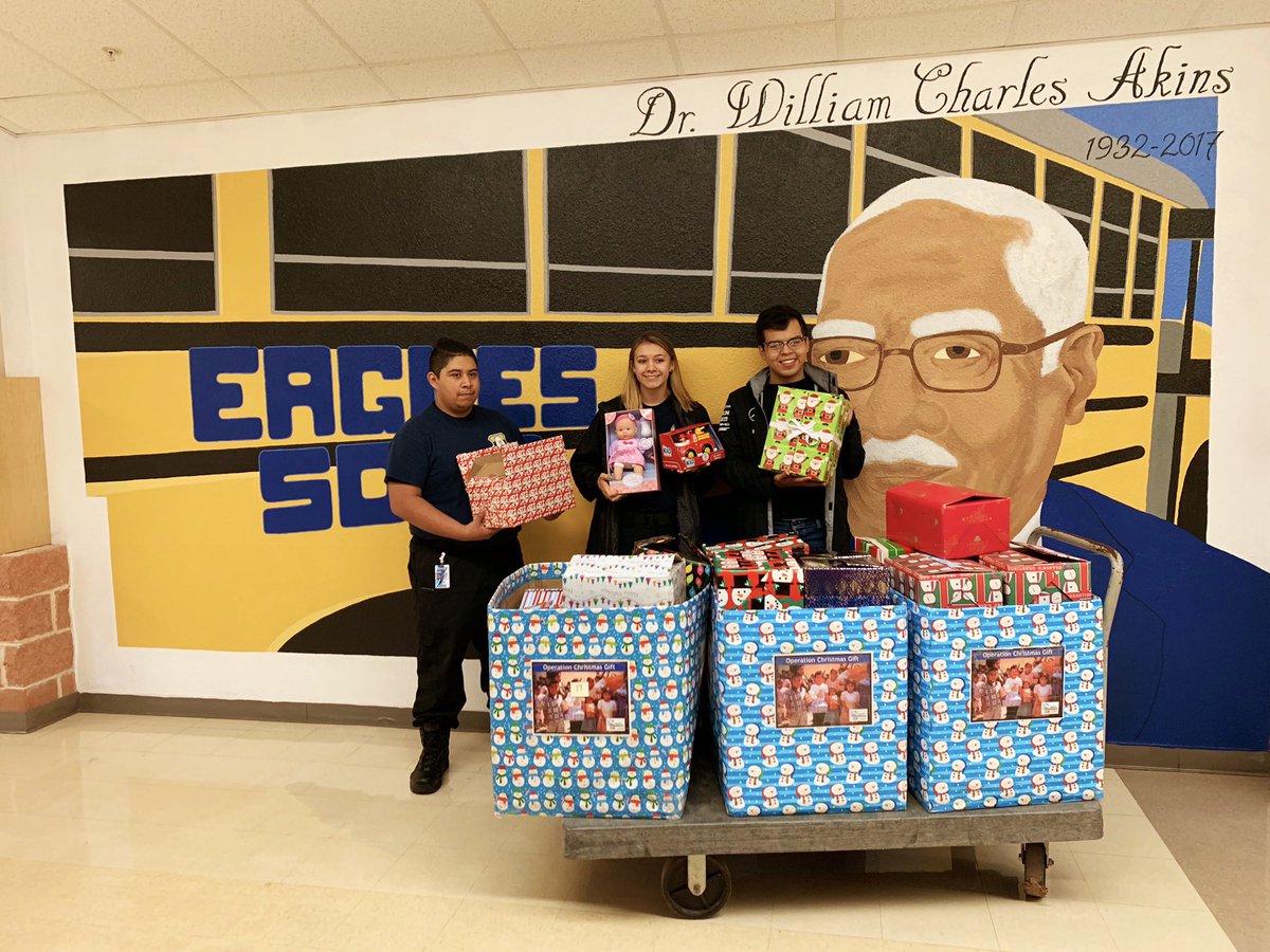 Akins_911's tweet photo. First round of gifts for Operation Christmas Gift toy drive from the National Honor Society and Criminal Justice students. Keep up the holiday spirit 🎁🛍 and donate in room 259. @akinsablle @AkinsAISD @AISD_CTE https://t.co/r5ZR6AszuU
