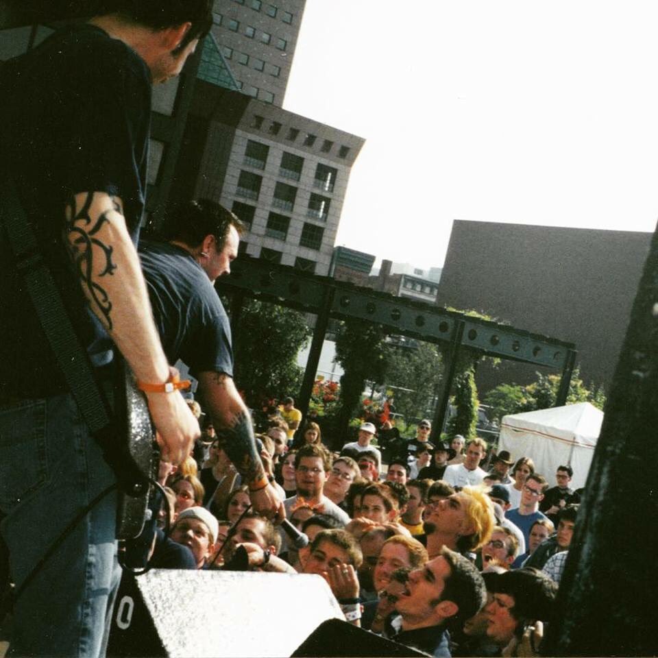 kingforadaydet's tweet photo. My love is bigger than your love, sing it!
#krazyfest #krazyfest2000 #initialrecords #louisville #livemusic #singalong #frontrow #90semo #crowdparticipation #singalong #facesinthecrowd #allaccesspass #crawdadford @ Louisville, Kentucky https://t.co/F9Oa7VO8dG