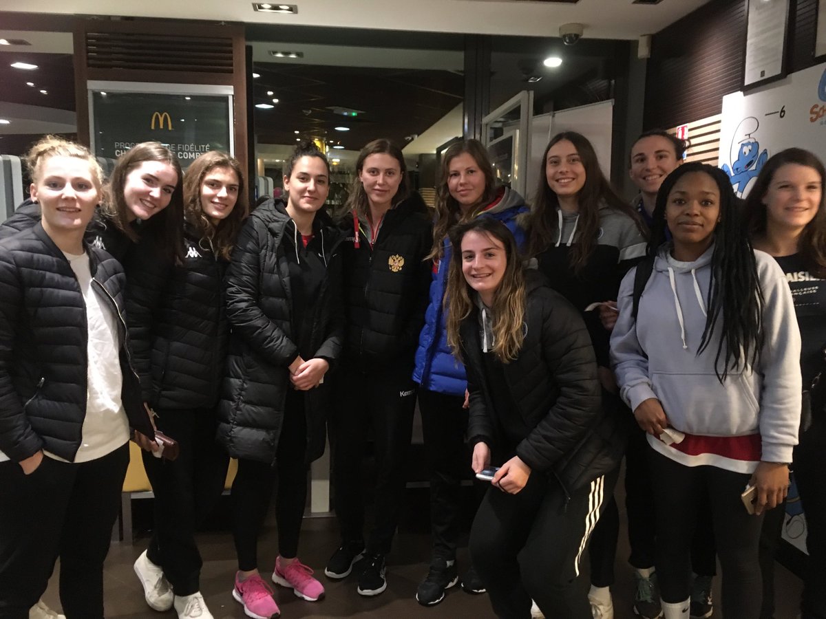 Escoffier_isa's tweet photo. Victoires à Nantes 40/12 et 31/7 de l’équipe féminine de handball de @UnivTours , à forte coloration du @CTHandBall...
#handball #ffsportu #Tours #Chambray https://t.co/oxydkgoWhx