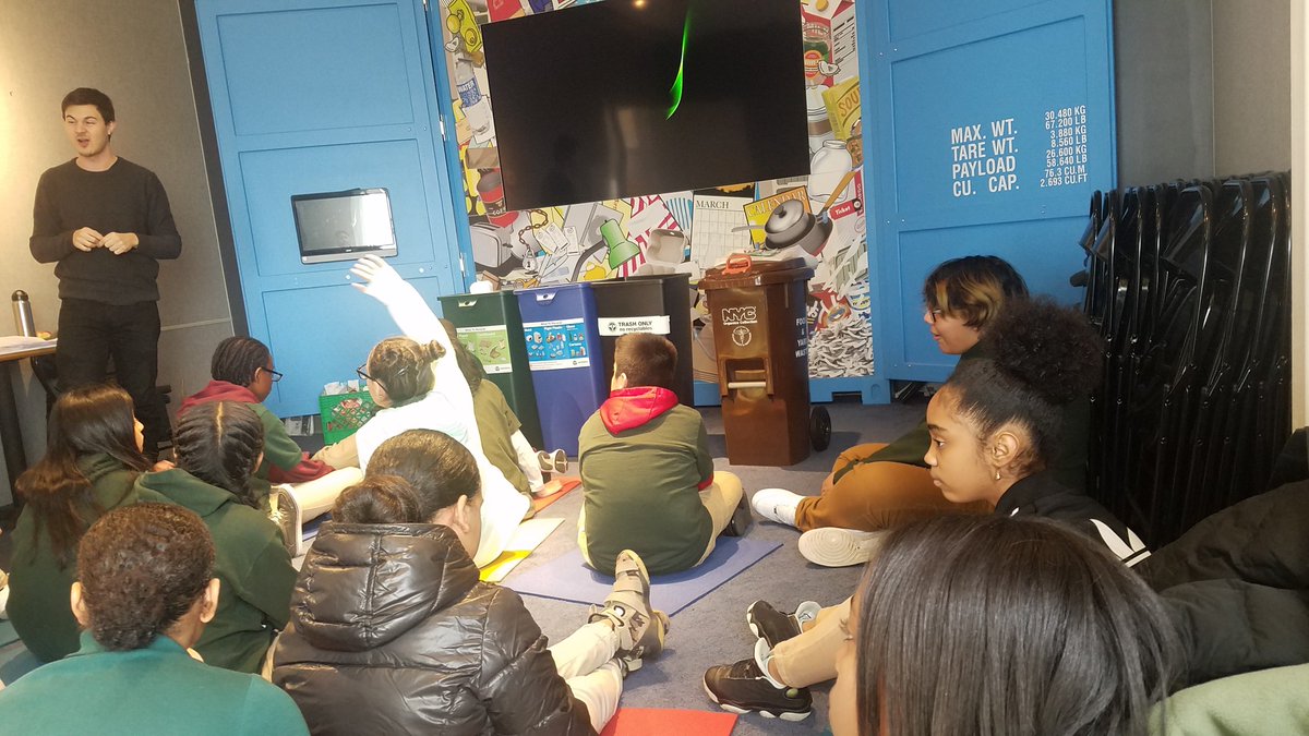 EMS562's tweet photo. Green Team students visited @SimsMuni today to see how NYC recycles! https://t.co/6v7ZJlQOxc