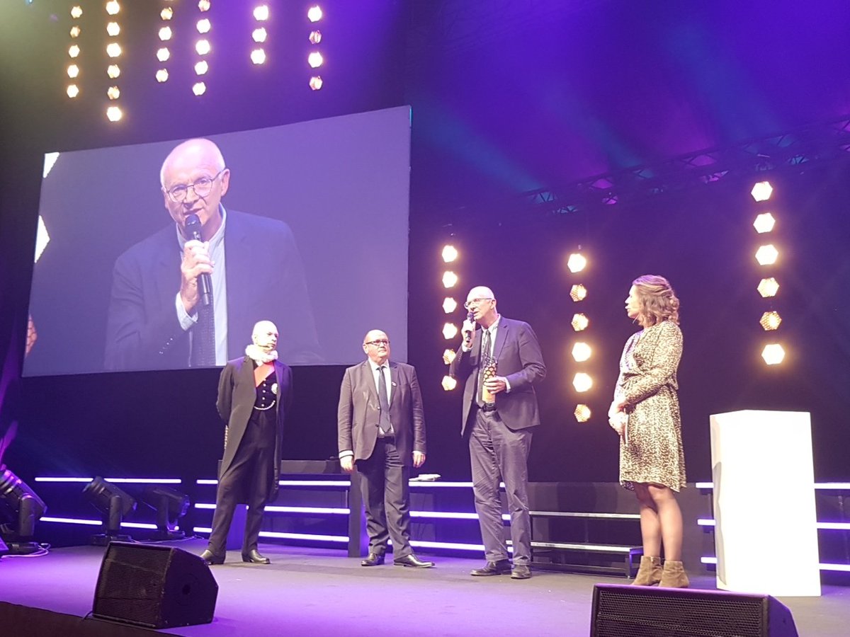 VictoiresBZH's tweet photo. L'entreprise de l'année c'est la Maison Chancerelle ! Belle dedicace du patron, Jean-Francois Hug aux sardinières et aux bolincheurs.

#VictoiresBZH https://t.co/a4kyUdSzVp