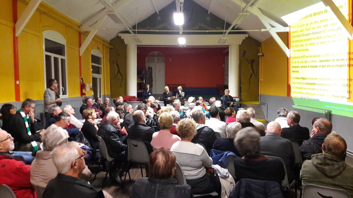 JYB80's tweet photo. Amiens - Les habitants de la Neuville et de la Vallée réunis ce soir pour parler du désenvasement des rieux de l'Etat dans les hortillonnages. Des échanges concrets, vifs et sincères. J'adore ! 

Merci de votre venue, et de vos paroles. Merci à la mairie pour la salle. https://t.co/Ed1BakgF6f