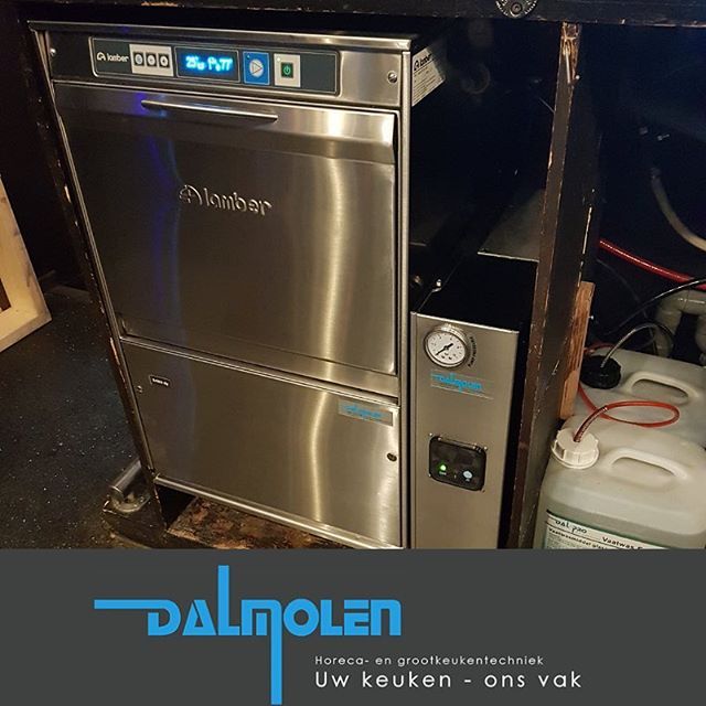 DalmolenHoreca's tweet photo. 🔹 Bij de @brasserie_koperen_kees in Sneek 🔹 zijn ze blij met de door ons geplaatste Lamber glazenspoelmachine met osmose. Bent u benieuwd hoeveel tijd u kunt besparen? Neem dan contact met ons op. Bel: 0561-617210 of mail: info@dalpro.nl.⠀#osmose #glazenspoelen #horeca #dalpro https://t.co/pWP5SqExUL