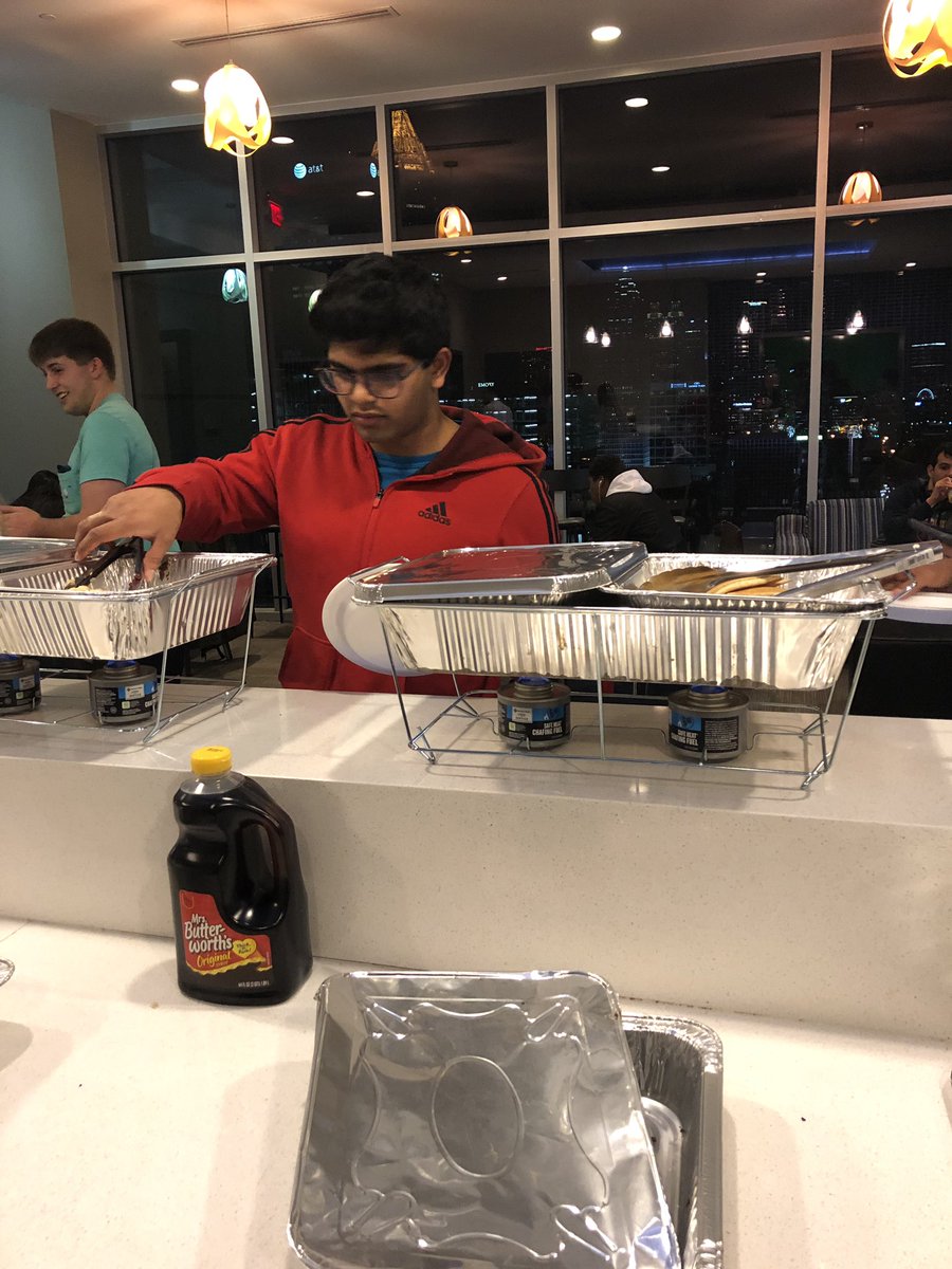 squareonfifth's tweet photo. We loved getting to see everyone turn out for our late night breakfast! Special shout to Chef Zack for braving the cold on the griddle! #ATL #finalsweek https://t.co/ohLy1UfmsO