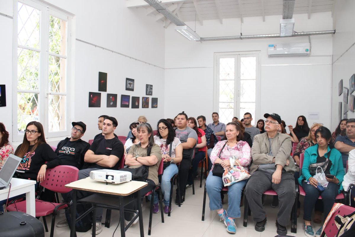 Emprendedores de Lanús capacitándose para potenciar sus emprendimientos en las redes sociales.
Más conectados, más visibilidad, mayores oportunidades para concretar nuevas ventas. 
 #AcademiaArgentinaEmprende
<a href="/soyPlummer/">Alan Plummer</a> <a href="/10juarezemi/">NMO_10</a> <a href="/thelmavivoni/">ThelVivoni</a>  @morandiseba <a href="/JonyMangieri/">Jonathan Mangieri</a>