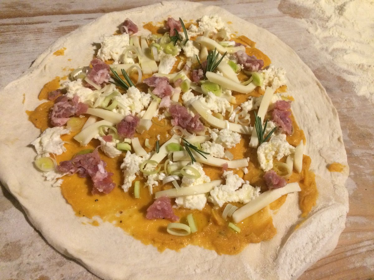 RustBPizzaCo's tweet photo. I introduce you #PUMKIN #pizza 😍😋✌️#woodfiredpizza #zucca with #rosemary #babyleek #mozzarella option with fresh #pork #sausage or #smoked #pancetta #bacon or #vegan or #vegetarian #extravergin #olive @visitgreenwich @visitlondon @royal_greenwich #quality #nutrition https://t.co/wHbCTzG2ii