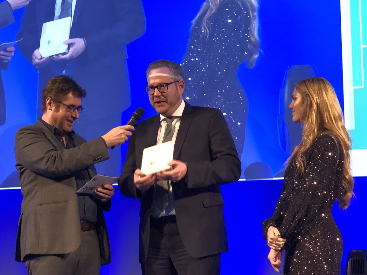 StefanSchostok's tweet photo. Jens Schnieders gewinnt mit „Topmodel aus Sögel“ den Niedersächsischen Medienpreis 2018 in der Kategorie Fernsehen Unterhaltung #nmp18 für @sat1regional und hat sogar heute Geburtstag: win win https://t.co/9Uhkbf3W5g