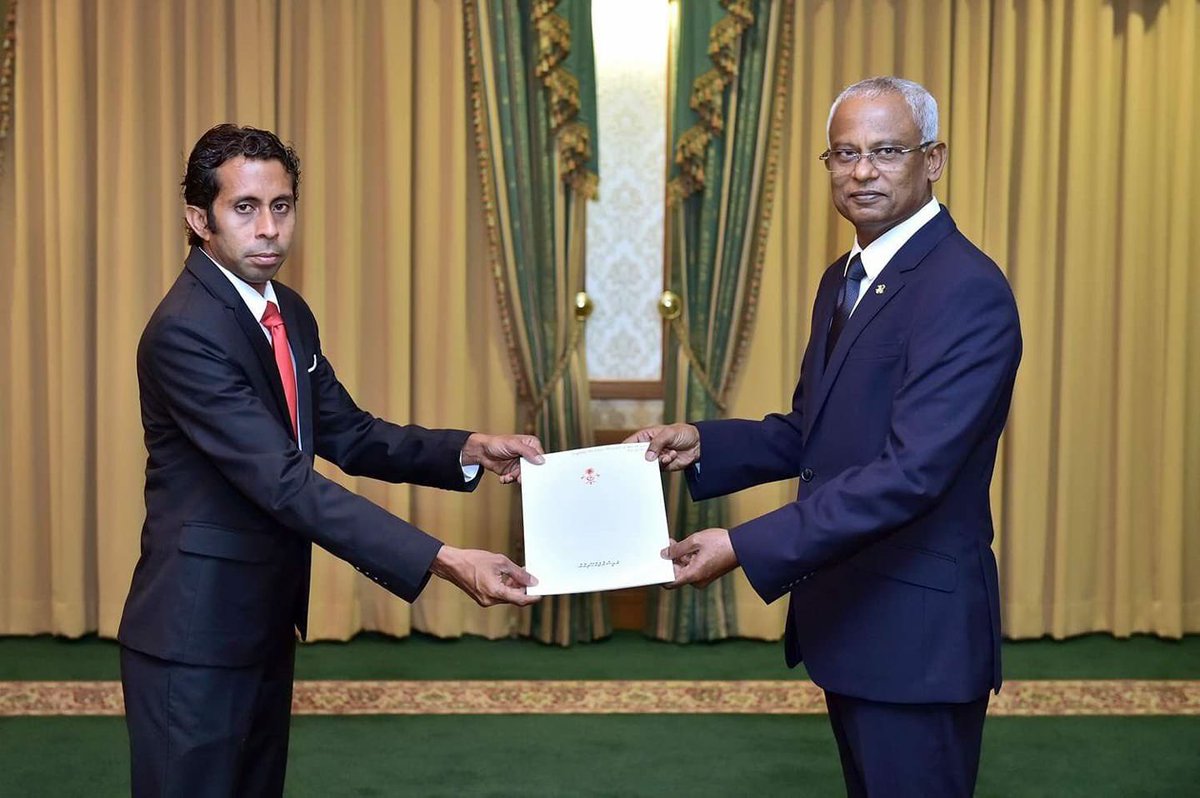 asadhaddu's tweet photo. #SeriousCase Addu sharafudeen school kurimathin Ali solih car in Haisham gaiga jassaa ekujjaage faifalamasgandu mathin car dhuvvunee nidhifa egadeega ineema kamah bune, @PoliceMv ah haaziruvaan engumun bayaan ga soinukoh filaigen ais state min kamaa havaaluvee. 1/2 https://t.co/zaWIbT90oh