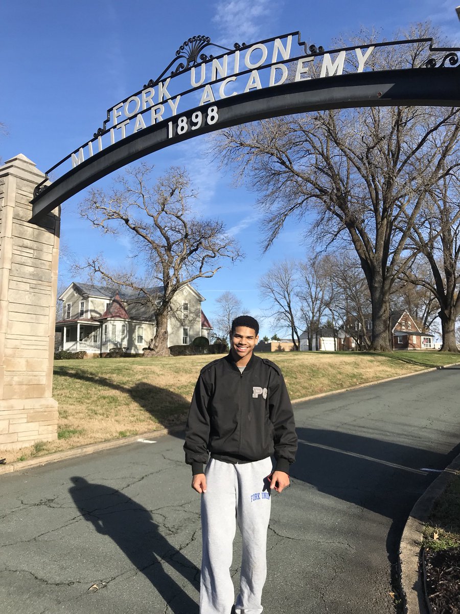 FieldSniper22's tweet photo. In the past 4 months at FUMA, I had my 18th Bday, brought up my test scores and GPA up and had a great undefeated football season. I wanna thank Coach Shuman and the entire FUMA staff for helping me learn so much on and off the field. #GoFUMA #FUMAalumi https://t.co/mOt73YoCgX
