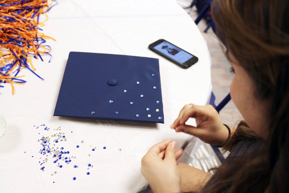 UTSAAlumni's tweet photo. #UTSA18, get ready to get your craft on! We'll be at the @UTSA_Bookstore tonight with everything you need to decorate your grad cap. 4-8:30 p.m. #UTSA #UTSAFutureAlumni @UTSAStudents https://t.co/x8hrVmCWdS