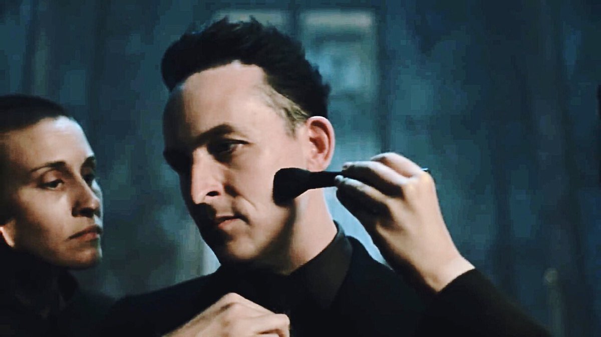 look how far our penguin has come. from an umbrella boy to not only the king of gotham but also a gay legend. 🐧🌂