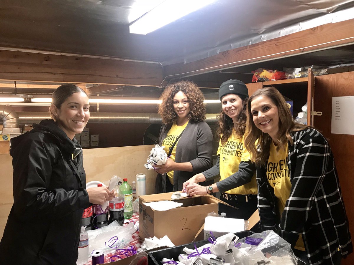 jessicalim360's tweet photo. Volunteering this morning at Cory’s Kitchen in Irwindale with my team.  ❤️🙌 #TeamBuilding #volunteering @SCE @SCE_Communities https://t.co/QQzDySiYit