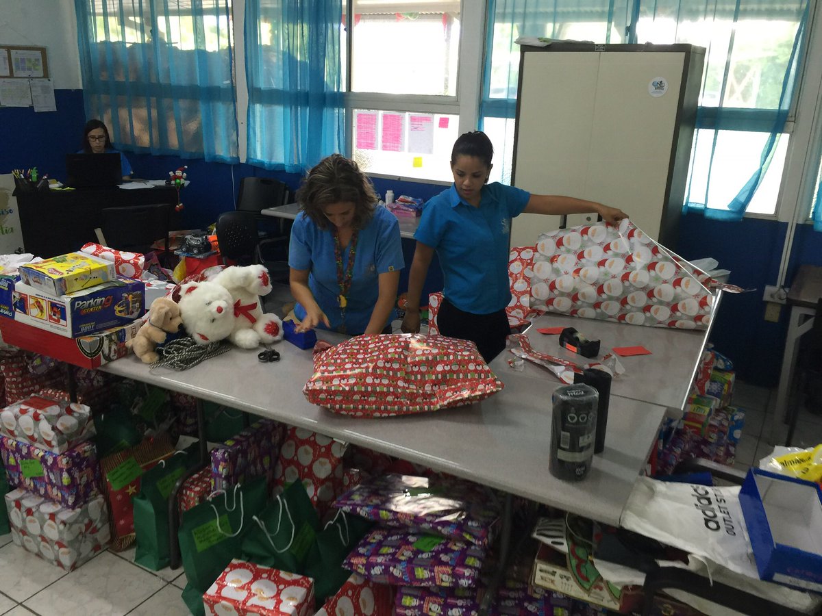 colegiosantate2's tweet photo. El trabajo y la logística previa para poder llevarle una fiesta de Navidad a los niños y niñas de Escalera es abismal, pero en ST lo hacemos con todo el amor para llenar los corazones de estos chic@s https://t.co/F98pUXEQmI