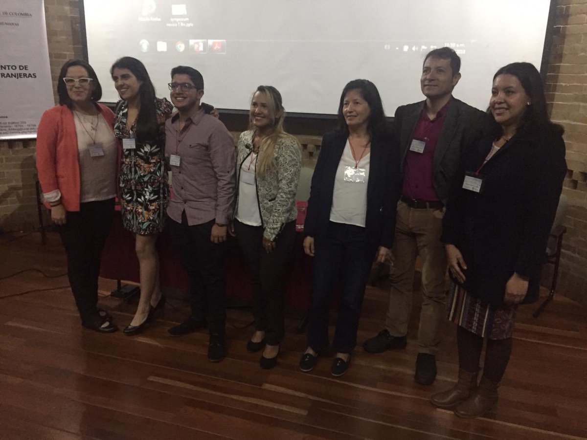 MelbaLCardenasB's tweet photo. Teachers presented posters on Learning strategies and pre-Service teacher Education at Teachers Research Bogotá 2018 &amp; 14th PROFILE Symposium at ⁦@UNColombia⁩ ⁦@PROFILEJournal⁩ ⁦@IATEFLResig⁩ ⁦@VRI_UN⁩ https://t.co/N4tju8cQ7i