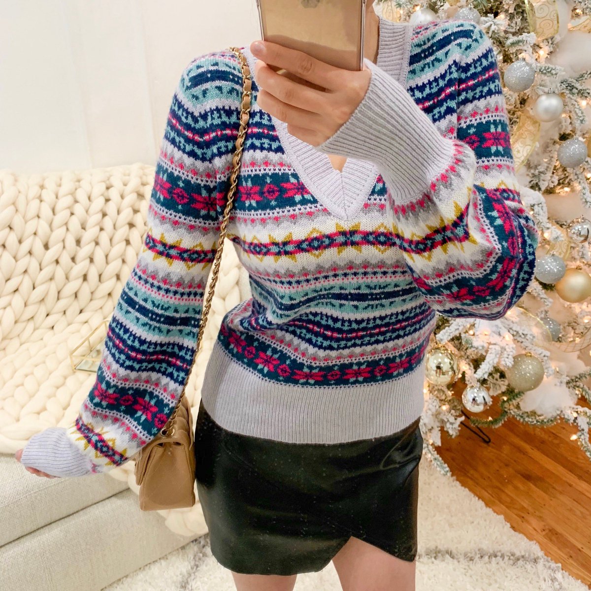 shallwesasa's tweet photo. Sweater:   https://t.co/rVU4tEMP4j; https://t.co/xI1YC08kKL (on sale)
Skirt: https://t.co/vWgbpYiak6
Bag: https://t.co/iV6lWQfsga; https://t.co/GDjsPgwLG0
OTK boots: https://t.co/uLftdzZ45j; https://t.co/eWMKskbhFV
Christmas tree: https://t.co/UcWqEUlGy7 #ootd #ootn #wiw #wiwt https://t.co/U9SOHg7zOI