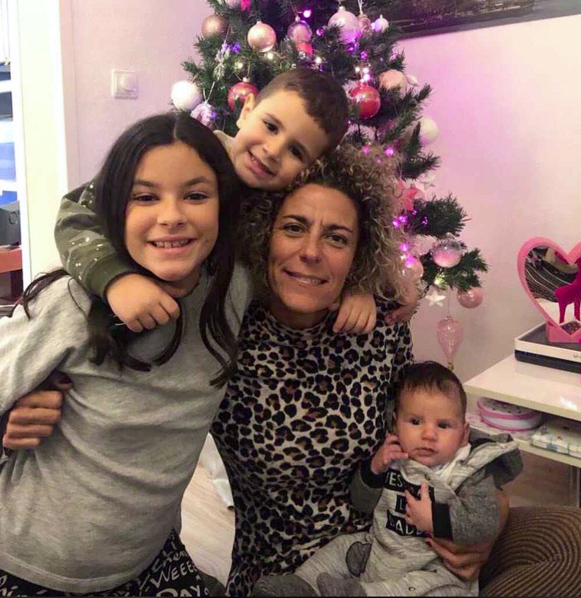 Mollipe's tweet photo. Por aquí ya huele a NAVIDAD!!! Gracias a mis estrellas ✨ que me han ayudado a completar mi  zen tree 🎄🤩💫💖 

#christmasdecor #arboldenavidad #christmastree #pink #christmastreefun #navidad2018 #enjoying #family #love https://t.co/ZEG8XckMJu