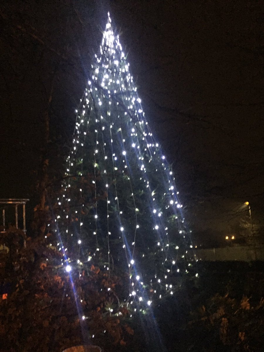 Big thanks to the boys for giving up their time to install #Toome Christmas lights after this service was withdrew by <a href="/ANBorough/">Antrim & Newtownabbey Borough Council</a> also thanks to <a href="/oj_oran/">ORAN</a> for breakfast <a href="/Screambeam/">Eamonn McAuley</a> for tree decorating and <a href="/ThorntonStephen/">Stephen Thornton 📇</a> for cherrypicker