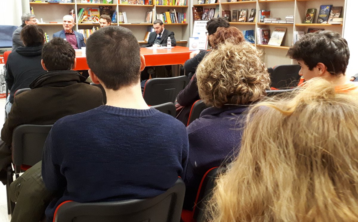 SilvioMagliano's tweet photo. Alla Biblioteca Comunardi di via Bogino per la presentazione de "L' #Europa sono io. Un guida alla cittadinanza attiva": si può scrivere un manuale di #educazionecivica preciso come un manuale scolastico e godibile come un racconto? Simone Fissolo ha dimostrato che è possibile. https://t.co/x7f5NgYIKx