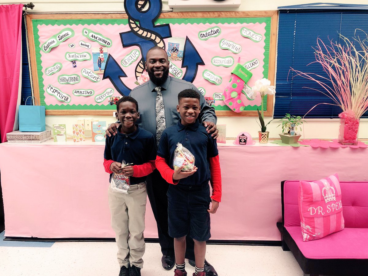 parkview_ed's tweet photo. #PrincipalForADay Mr. Alvin Gainey rewards and recognizes 2 students who have shown great growth on AP2 #AnchoredinAcademics https://t.co/lHwiBMzYDa