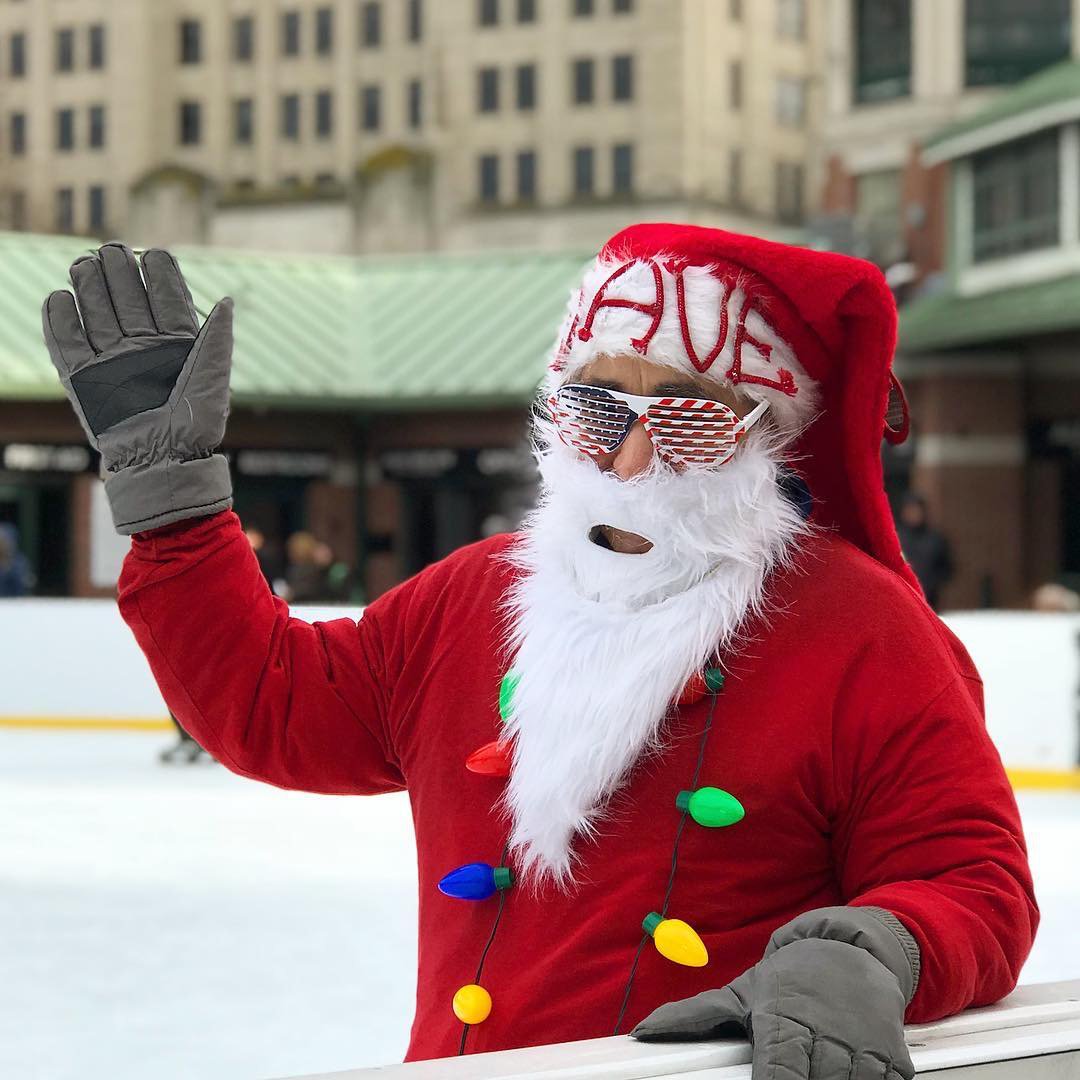 Save the dates: our holiday #skatewithsanta event will be returning to the rink on December 11th and 18th from 4pm-6pm and December 22nd from 1pm-3pm. 🎅🏼