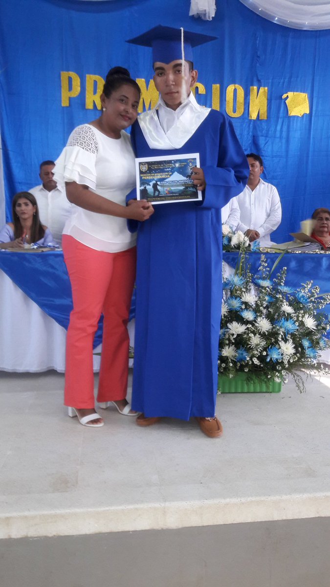 LuzStella0105's tweet photo. Wanda, Juan Felipe, Eliana, hoy en su graduación. Del P.P. Inclusiva de la I.E. La Unión. Recibiendo mención de Honor por Superación.@SEMLORICA1 @SaldarriagaConc @marticavina @AlcaldiaLorica @fainrase  @lcstella23 @urueta1981 https://t.co/WzHa41Y2bN