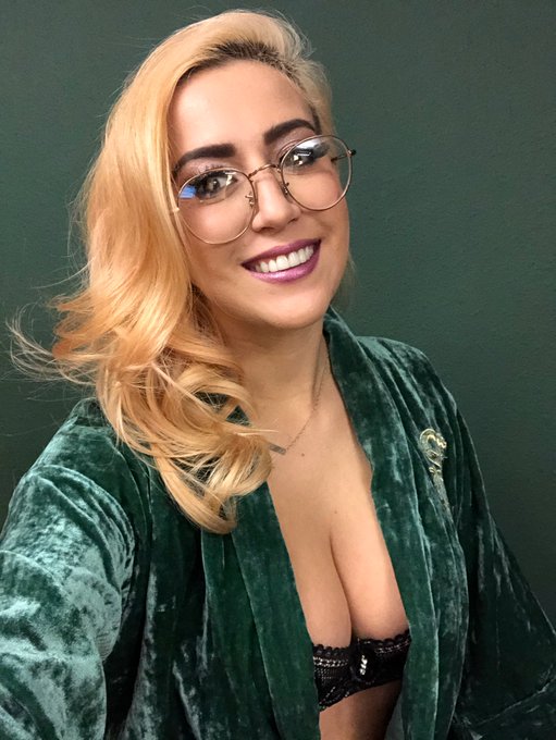 Going live on Streamate now! Cum find me! I’m “heyitsapril”! https://t.co/kZq1OMP4Gt