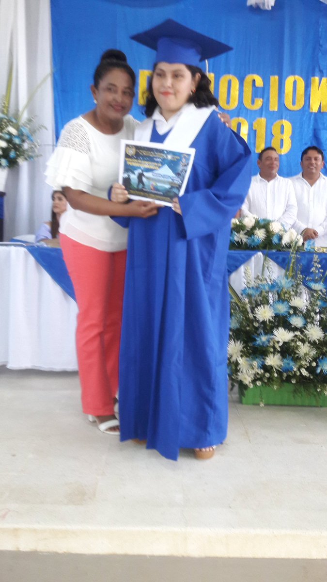 LuzStella0105's tweet photo. Wanda, Juan Felipe, Eliana, hoy en su graduación. Del P.P. Inclusiva de la I.E. La Unión. Recibiendo mención de Honor por Superación.@SEMLORICA1 @SaldarriagaConc @marticavina @AlcaldiaLorica @fainrase  @lcstella23 @urueta1981 https://t.co/WzHa41Y2bN