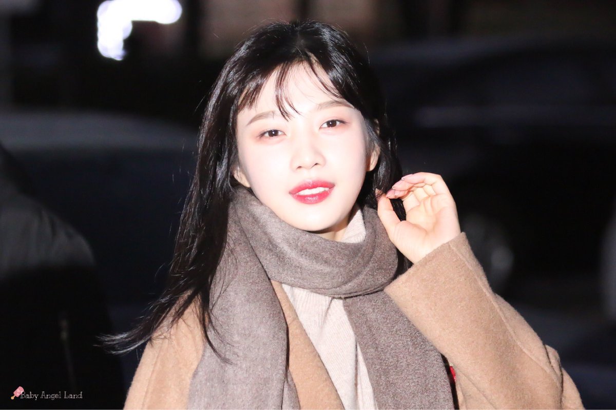 joyarchived's tweet photo. why she so pretty for 😞 https://t.co/infE9LBCFO