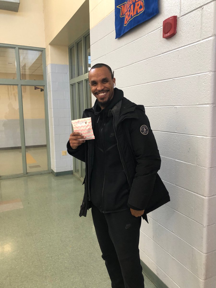 CoachMathDC's tweet photo. Day 3....Spreading a little Holiday Cheer to our entire staff, community partners, and visitors today @kmmslions!! #WeValueYou #YouRock #MathTeamRocks #BigScoresTakeLittleScores #WeAreFamily https://t.co/sffVrSBGYQ
