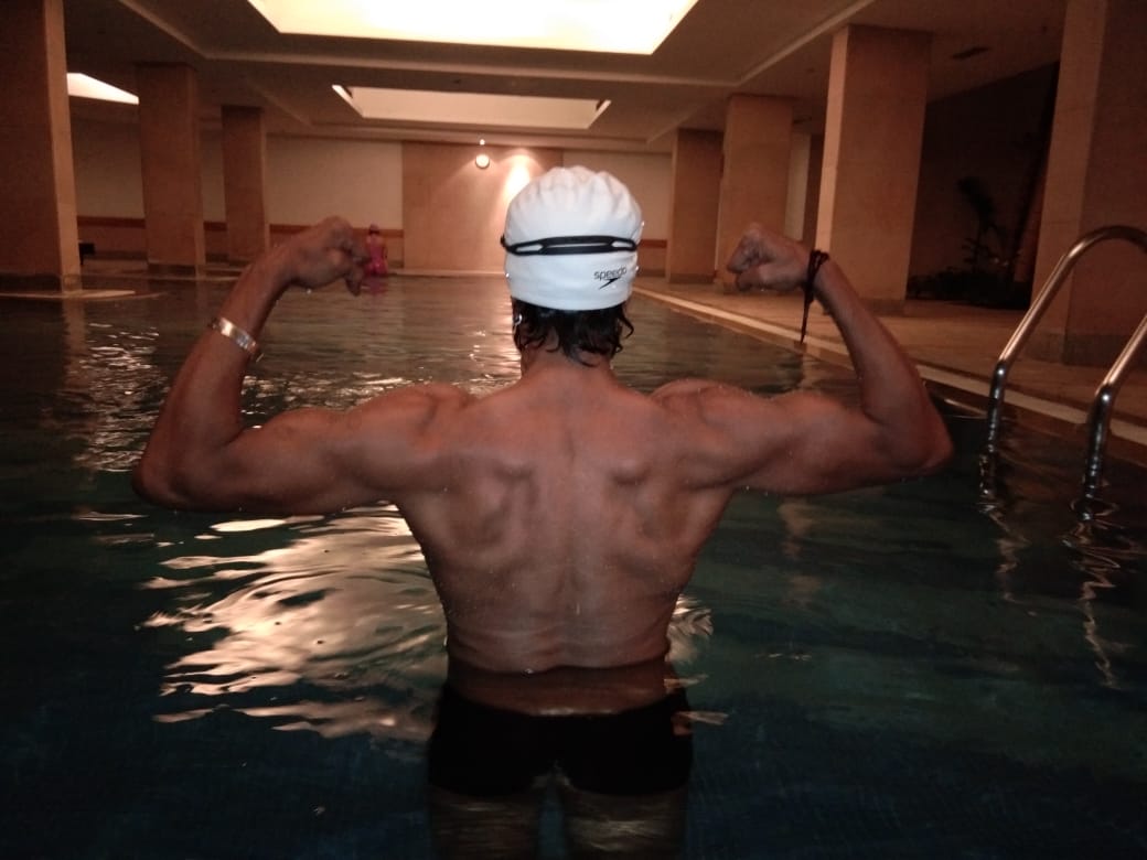 krisshdop's tweet photo. It's just for fans n friends, I would like a share my Happiness of transformation of our own #Baadshah @KicchaSudeep..am full fidaa for his dedication n sincerity..hope you all will also fall in love❤. enjoy this candid pic in pool 🙏👏👏👏💪 #pailwaanteasershortly https://t.co/aZGvTXSfRb