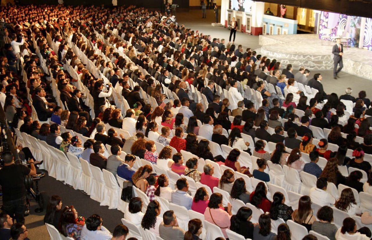 Gerardovel's tweet image. Con mucho cariño y respeto felicito a la Sra.  @IvetteMurat, Presidenta Honoraria del Sistema @DIF_Oaxaca, por su #2doInformeDIFOaxaca. Agradecido y honrado por formar parte de su gabinete social; Mujer admirable, ejemplo de trabajo, esfuerzo  y amor a las familias oaxaqueñas.