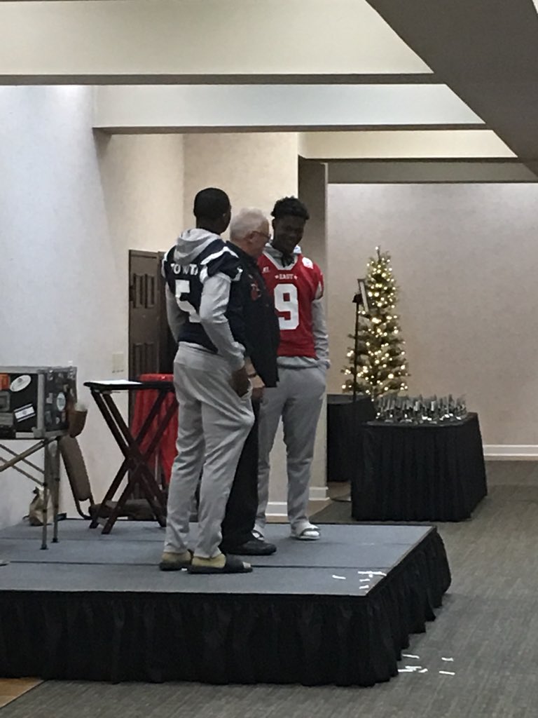 tnallstar's tweet photo. We are honored to have the Magic of Stephen to present again to our players. It is amazing to see 88 football players hanging on to every word and trick. https://t.co/wJQc3KNyyX