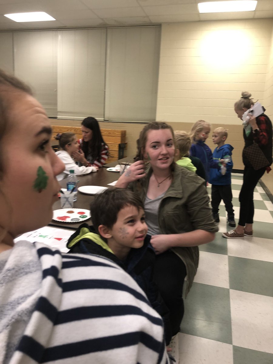 CarenMarkt's tweet photo. A few more dinner with Santa pics ! @bakerelembears #JourneytoAWE #itsthemostwonderfultimeoftheyear https://t.co/SZVLykgg58