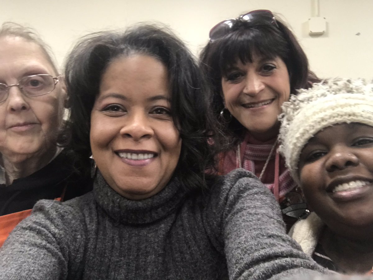 YolandaFoster18's tweet photo. Great day at 4114! Celebrating credit. High five to Linda βwhoop whoopβ H, Romel and Jacci W (not shown)for the high # of apps opened #CreatingCustomerLoyalty @CornelyHD @Lorrainbutler @BigDogg4114 @sktrih_sandy @LisaMcBride20 @ShortStuff__25 @bella2668 https://t.co/j0JpJB3DtU