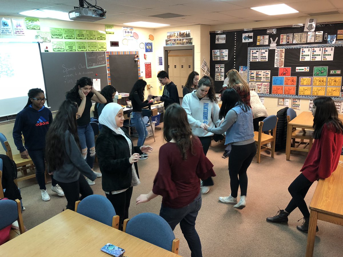 DarbSpanish's tweet photo. Gracias to those who came to the meeting today for 1 big dance party! If ya wanna get your groove on, stop by rm 207 for #FiestaThursdays 🎉 https://t.co/54joBJrsEC