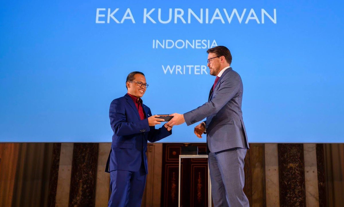 Eka Kurniawan menerima penghargaan Prince Claus Fund Award for Literature 2018 di Royal Palace Amsterdam, Belanda. (6/11)

Selamat Eka, terima kasih telah mengharumkan nama Indonesia di mata dunia.

Photo credit: <a href="/PontasAgency/">Pontas Agency</a> 

#bukugpu
#EkaKurniawan