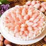 白いちごのタルトが販売されるみたいだけど、ケーキにしたらめちゃくちゃ高いゾ!けどめっちゃ食べてみたい。