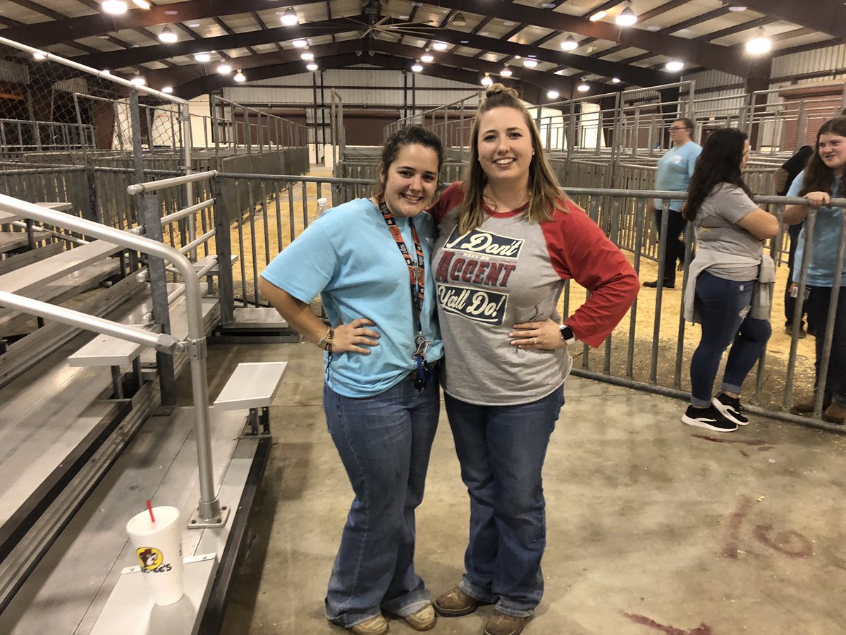 mrs_lfortney's tweet photo. Thank you @_jadden_ for letting me show your lamb! #happybirthday #battleinthebarn #honored #ilovemystudents @MRHSMavericks https://t.co/8shGRpurBj