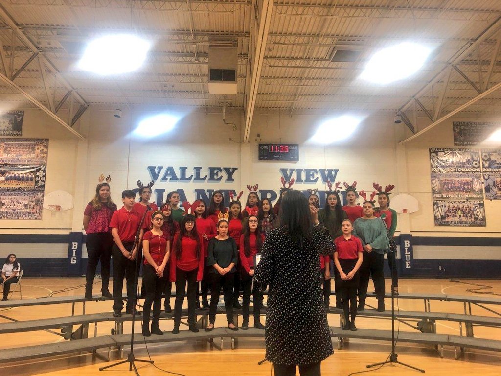 ValleyViewGiant's tweet photo. Winter Choir preformance by the Valley View Choir!   Awesome job Giants!  #OFOD #THEDISTRICT #YsletaISD #WeDeliverExcellence #ValleyViewGiant #vvmslibrary https://t.co/hVFeWRPBJJ