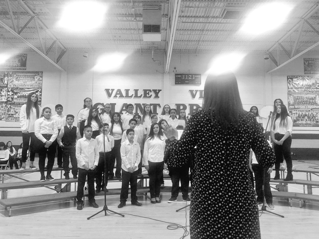 ValleyViewGiant's tweet photo. Winter Choir preformance by the Valley View Choir!   Awesome job Giants!  #OFOD #THEDISTRICT #YsletaISD #WeDeliverExcellence #ValleyViewGiant #vvmslibrary https://t.co/hVFeWRPBJJ
