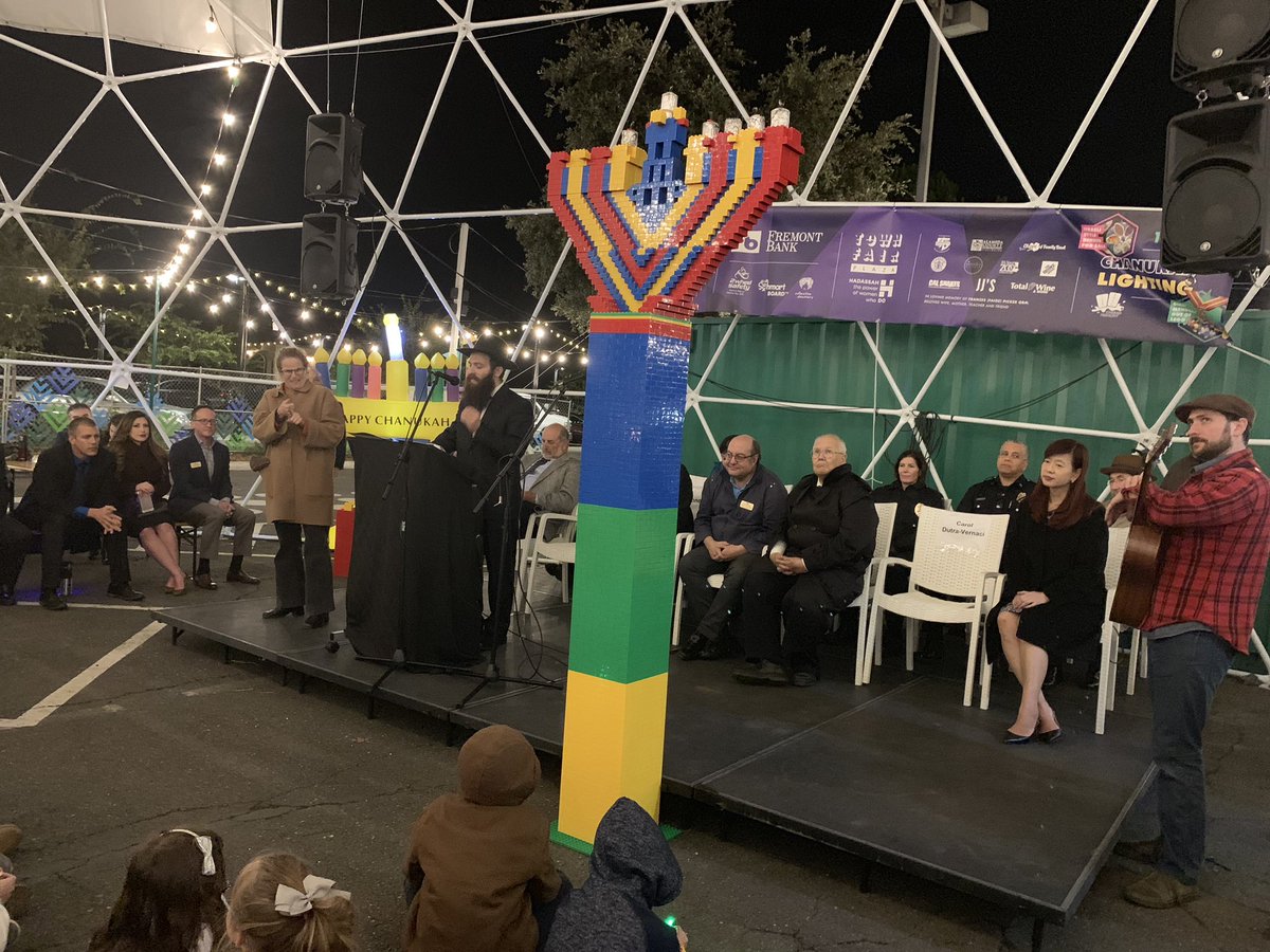 doritmi's tweet photo. Rabbi Moshe Fuss calls to stand up to hate and light up the world, using the #Hanukkah candles as a symbol. #Chabbad speakingvagainst #Antisemitism and for light. https://t.co/KexxWKjOfG