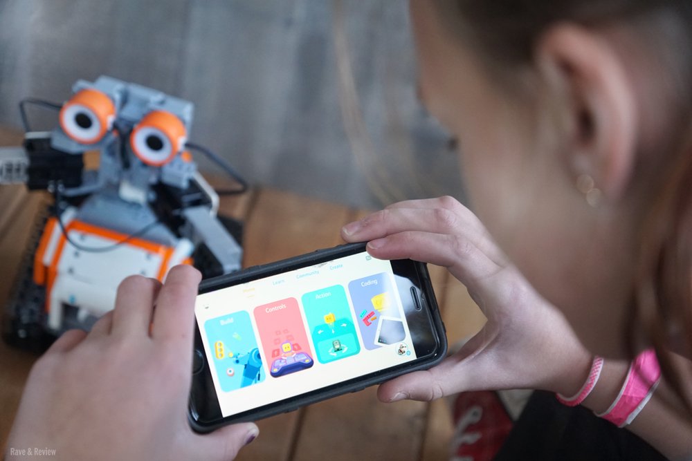 raveandreview's tweet image. We love the #JIMURobot from @ubtechrobotics! The kids can&apos;t get enough of our #AstroBotCosmos and I love that they are learning the basics of coding and robotics!  #CreateMagicwithJIMU #UBTECHRobotics #AstroBotCosmos #ad raveandreview.com/2018/12/build-…