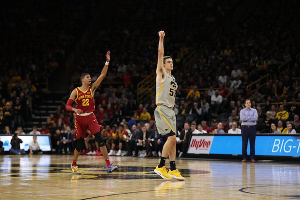 uiowa's tweet image. That #CyHawk series sweep. #FightForIowa 
✔️@IowaHoops 🏀
✔️@IowaWBB 🏀
✔️@Hawks_Wrestling 🤼‍♀️
✔️@HawkeyeFootball 🏈