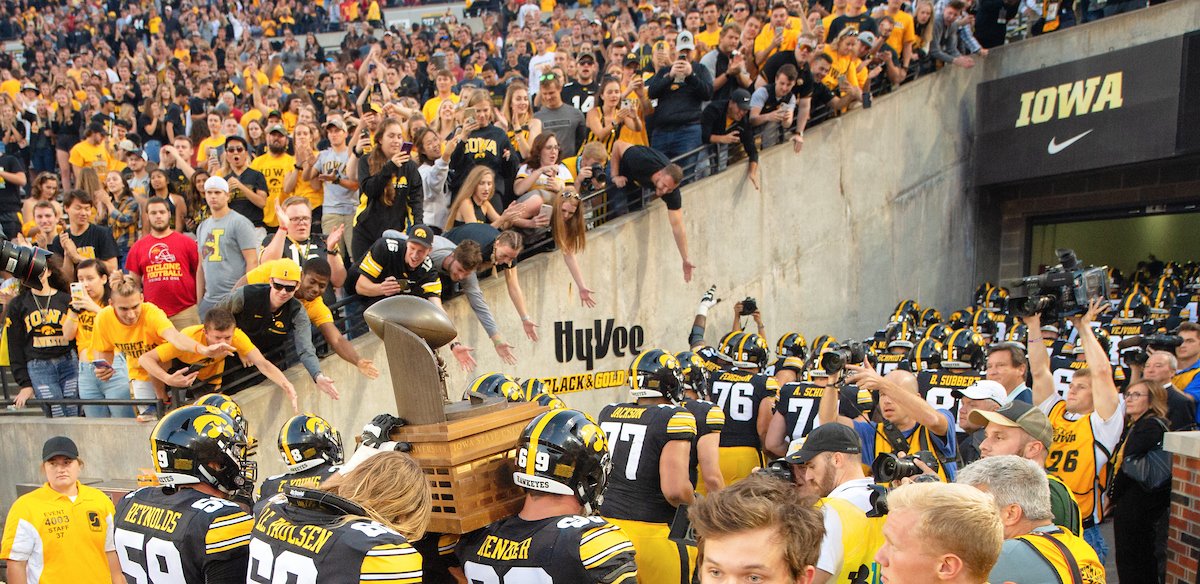 uiowa's tweet image. That #CyHawk series sweep. #FightForIowa 
✔️@IowaHoops 🏀
✔️@IowaWBB 🏀
✔️@Hawks_Wrestling 🤼‍♀️
✔️@HawkeyeFootball 🏈