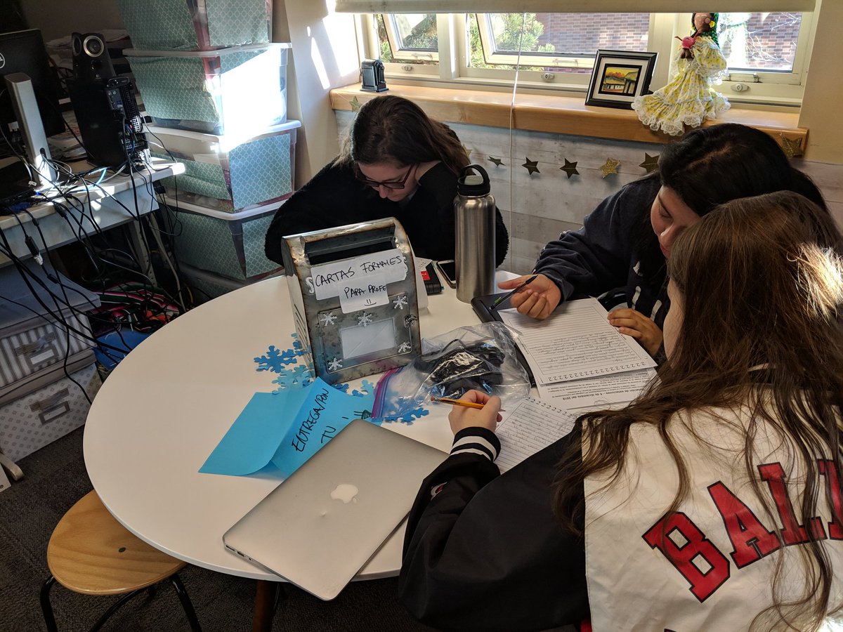 profeLMadrid's tweet photo. Spanish AP Language &amp; Culture Ss in #stationrotation to review the #Culturaltheme Familias &amp; Comunidades, Grammar, Vocabulary, Orthography, the 3 communicative modes &amp; AP test prompts.  Ss are doing a lot of progress with independence &amp; tech issues #BLinAction  #SPSconnects https://t.co/EPfL2J3vh7