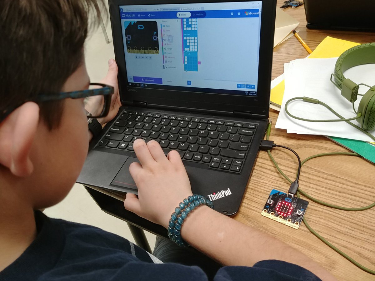 La_Salle_School's tweet image. Applying computational think skills and learning to code micro:bits. Thank you @KidsCoding for facilitating an awesome session for All grade 5/6 students #HourOfCode #clcCodeWeek #studentslearningcode